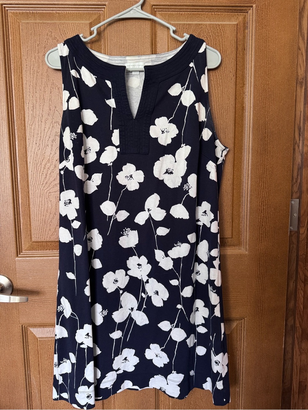 New York & Company Navy and White Floral Shift Dress size Large